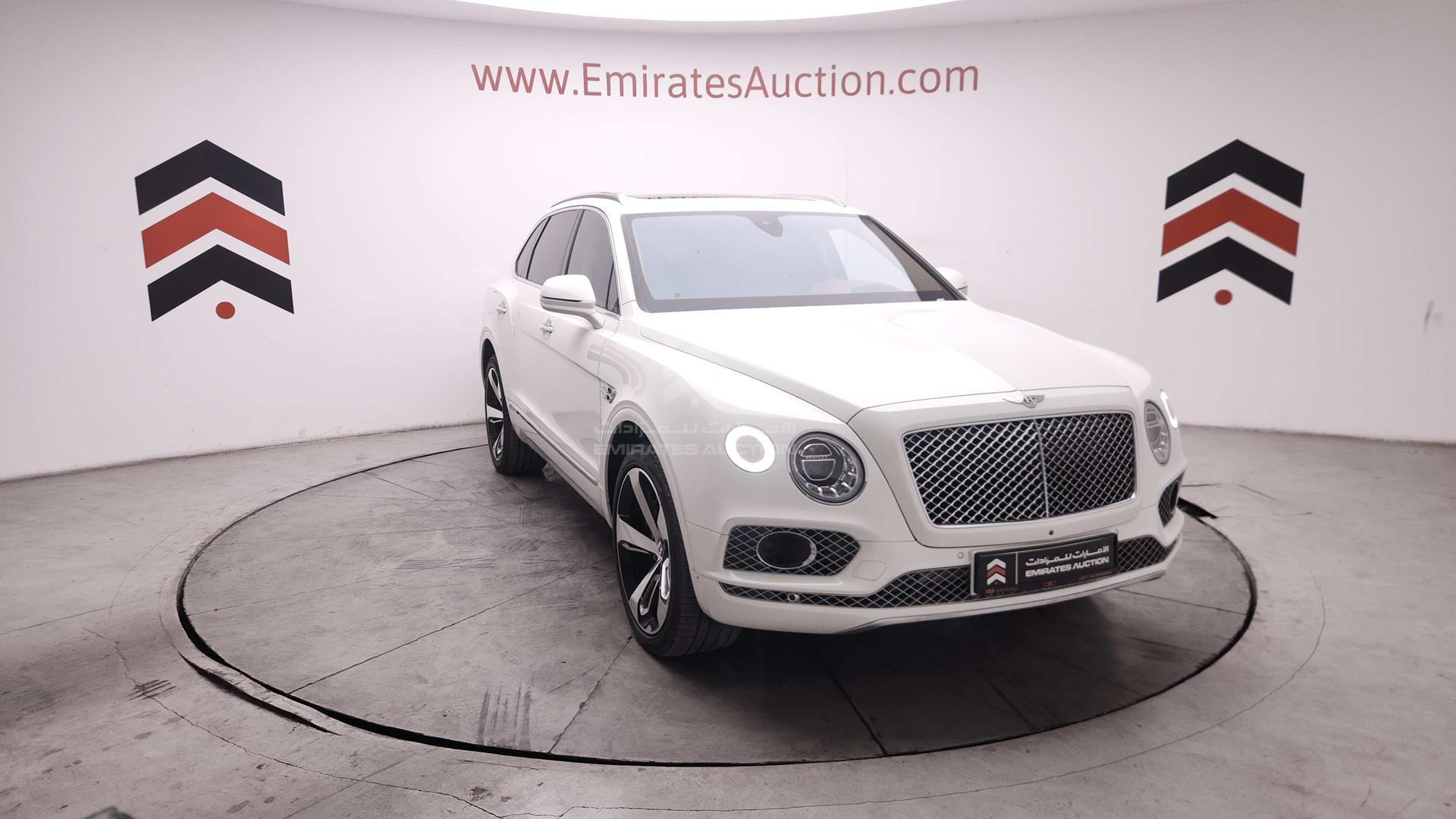 2017 BENTLEY BENTAYGA VIN: SJAAB1ZV8HC015778