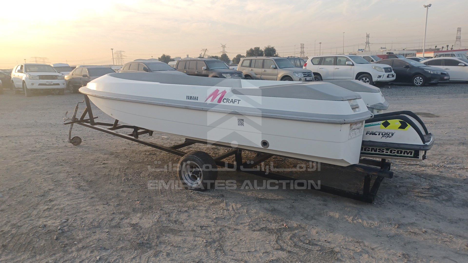 0 BOAT + TROLLEY --- VIN: CR11Y310
