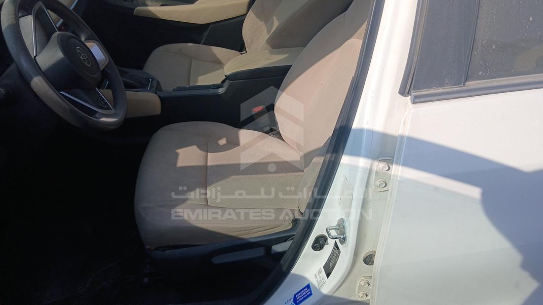 تويوتا ياريس 2023 — زاوية السائق الأمامية اليسرى — صورة 12