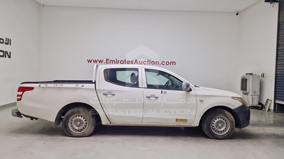 ميتسوبيشي L 200 2016 — الزاوية الأمامية اليمنى — صورة 16