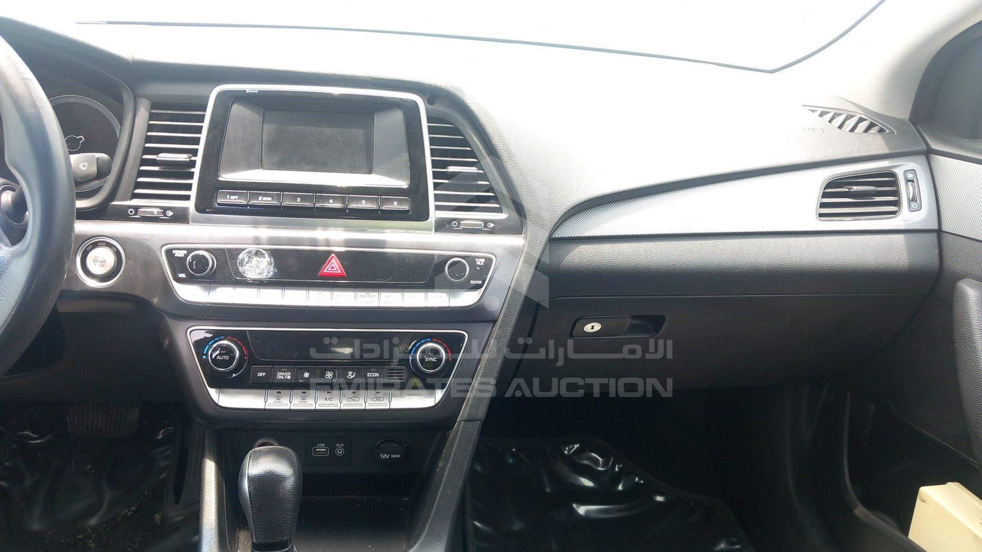 2018 HYUNDAI SONATA VIN: KMHE24136JA082064