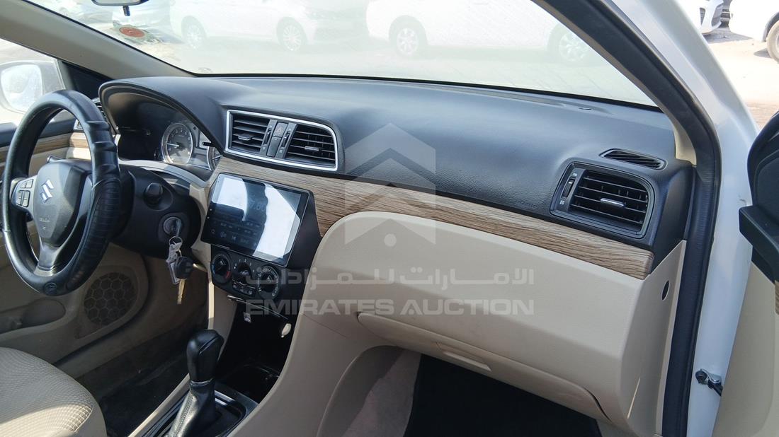 سوزوكي سياز 2023 — زاوية واجهة الراكب الأمامي الأيمن — صورة 26