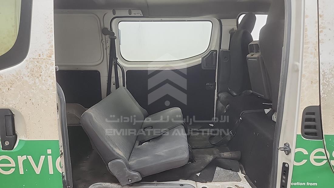 نيسان أورفان 2015 — زاوية الراكب الخلفي اليمنى — صورة 15