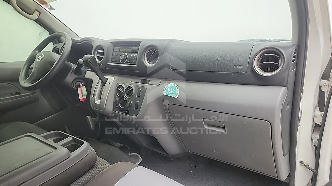 نيسان أورفان 2018 — زاوية واجهة الراكب الأمامي الأيمن — صورة 17