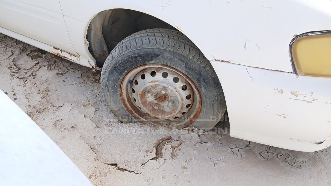 نيسان صني 2000 — الإطار الأمامي الأيمن — صورة 29