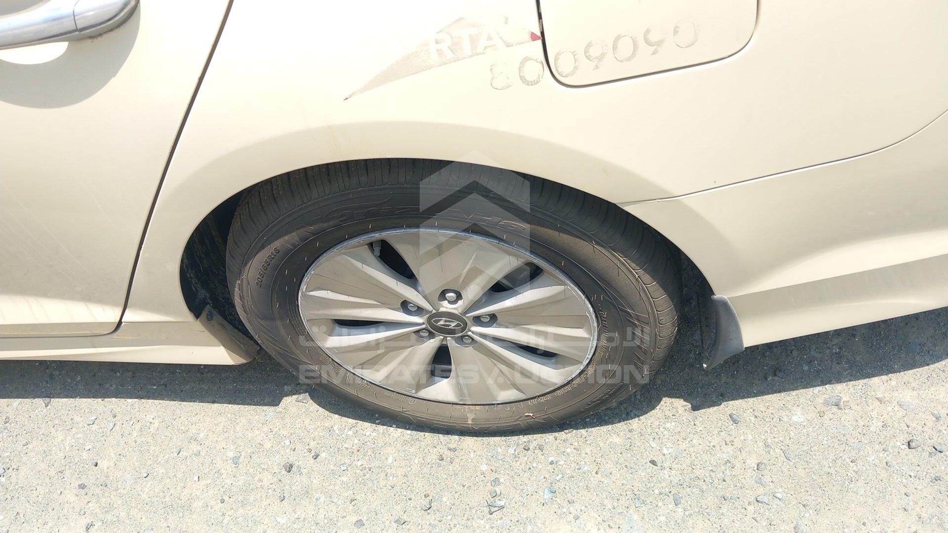 2018 HYUNDAI SONATA VIN: KMHE24137JA082137
