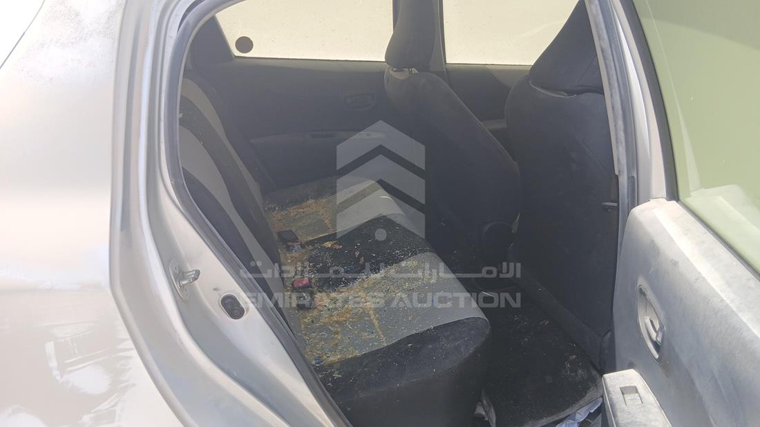 تويوتا ياريس 2014 — زاوية الراكب الخلفي اليمنى — صورة 20