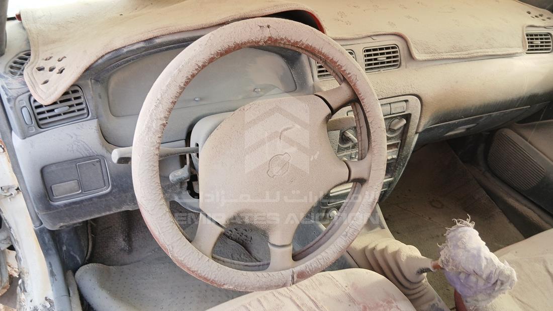 نيسان صني 2000 — التحكمات في عجلة القيادة — صورة 14