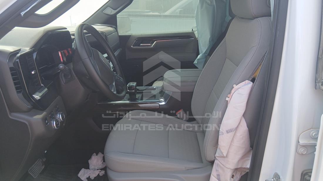 جي ام سي سيررا 2025 — زاوية السائق الأمامية اليسرى — صورة 12