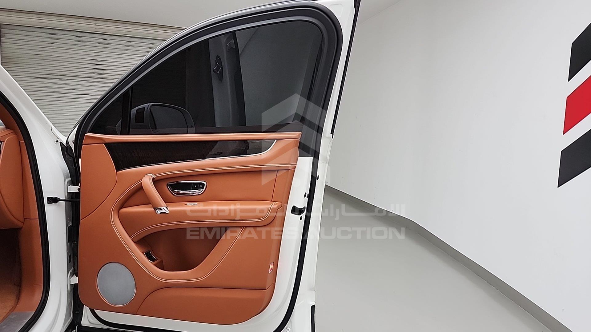 2018 BENTLEY BENTAYGA VIN: SJAAL1ZV5JC022898