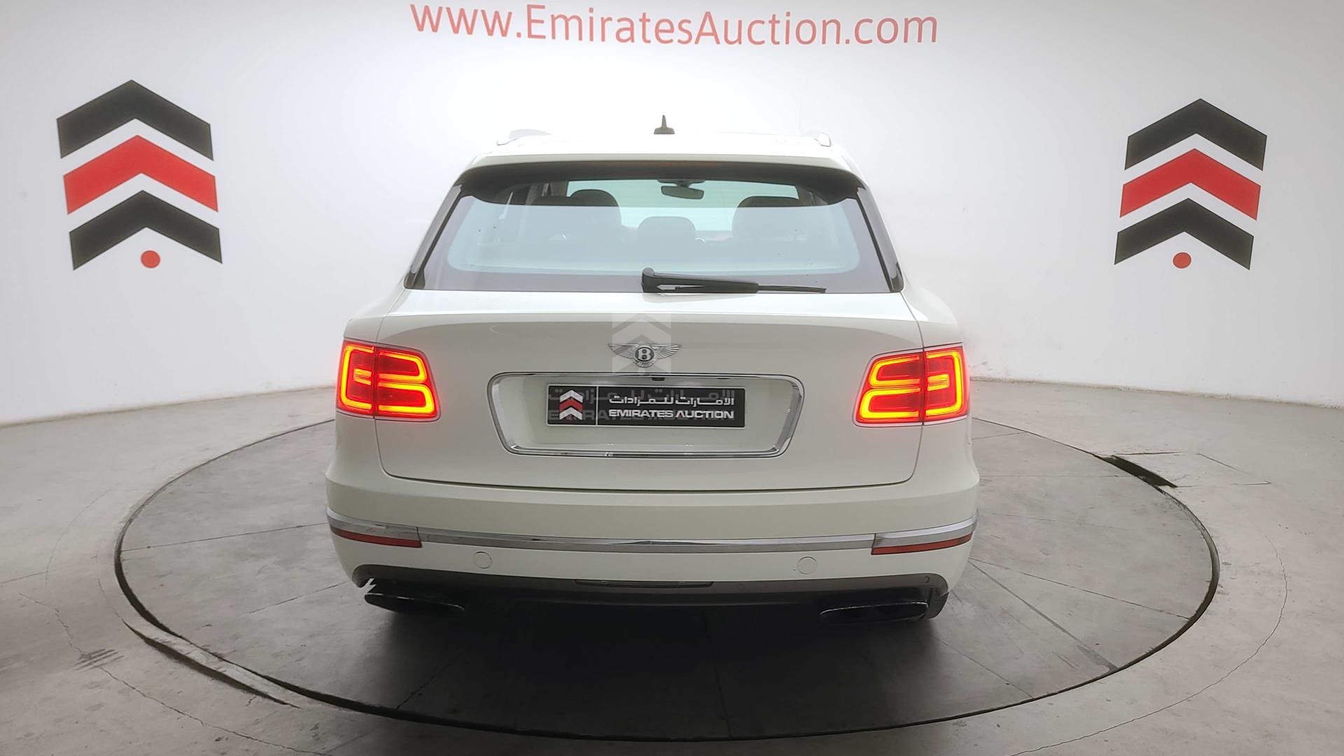 2018 BENTLEY BENTAYGA VIN: SJAAF1ZV8JC018402