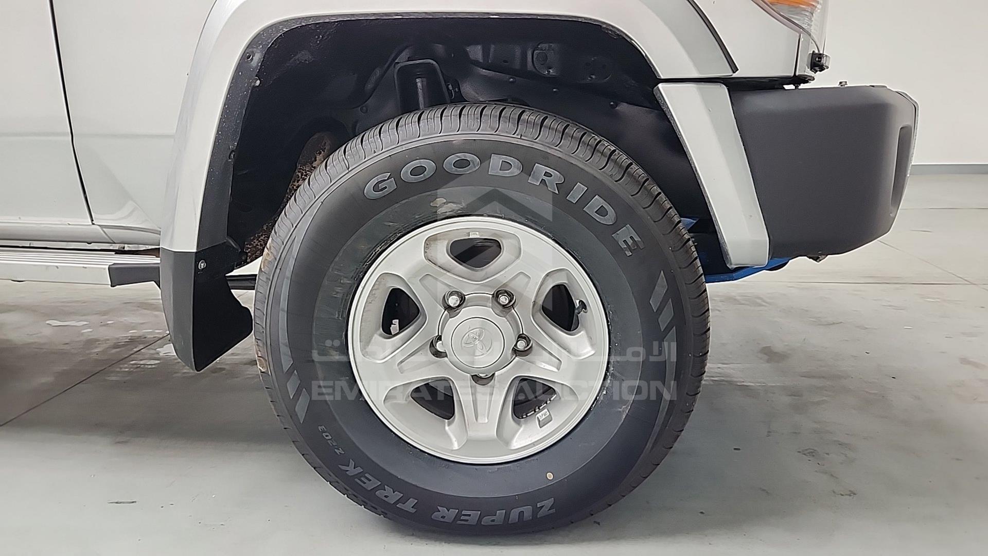 2009 TOYOTA LAND CRUISER VIN: JTFLJ71J198018409