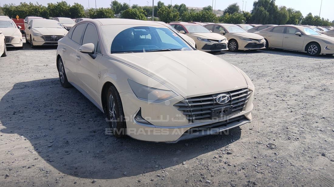2021 Hyundai Sonata Hybrid — Front Right Angle — Photo 10