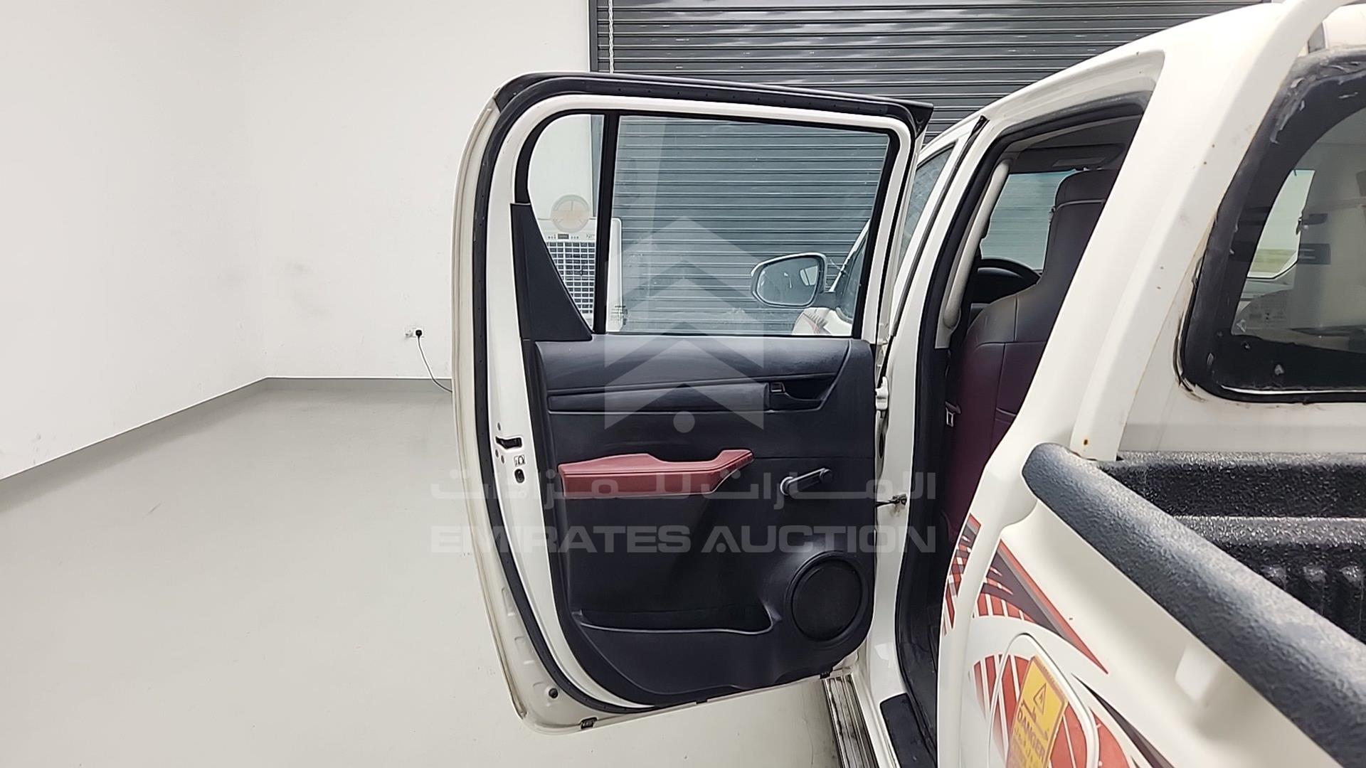 2016 TOYOTA HILUX VIN: MR0DX6CD4G0201541
