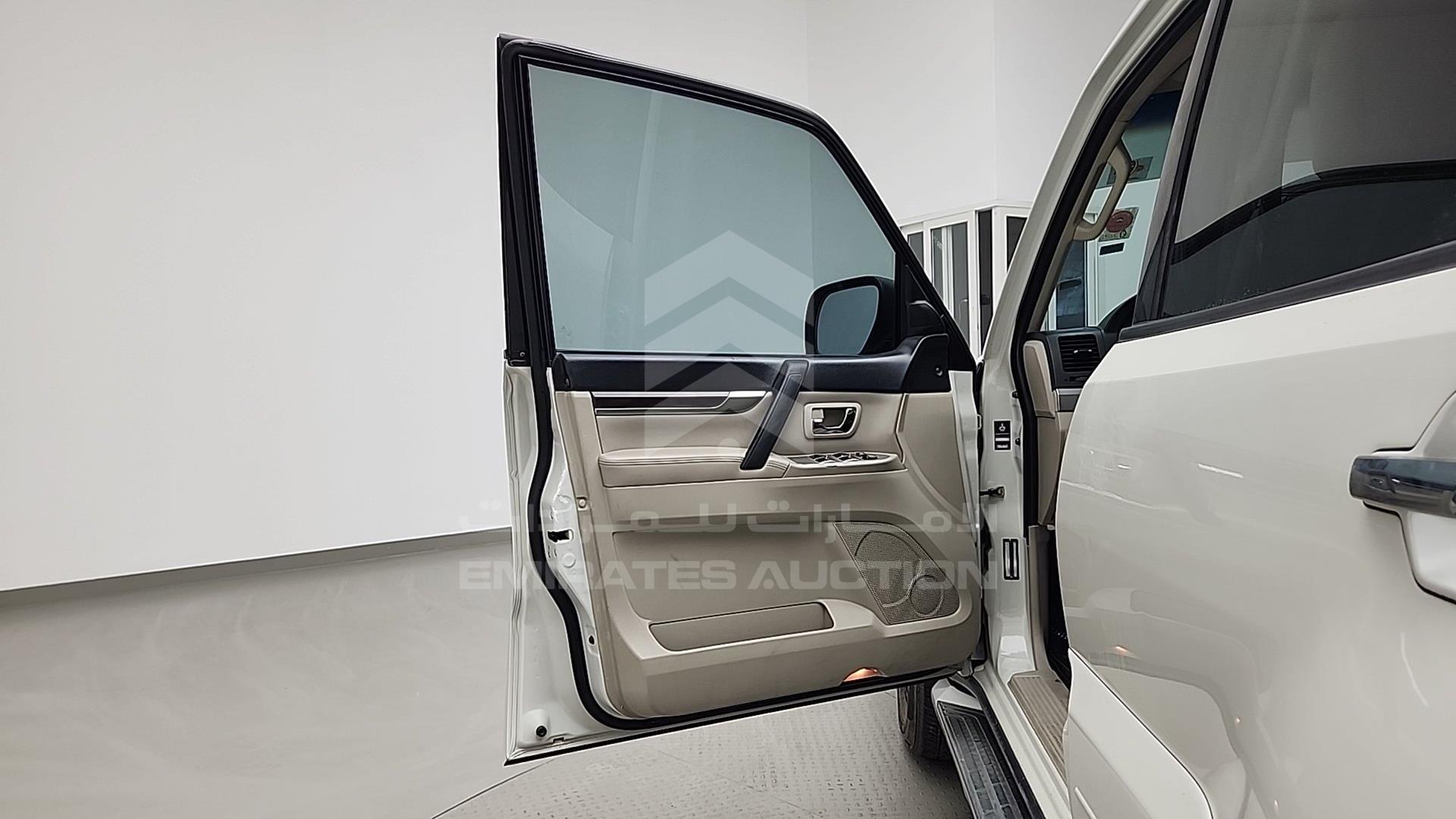 2010 MITSUBISHI PAJERO VIN: JMYLRV95WAJ716207