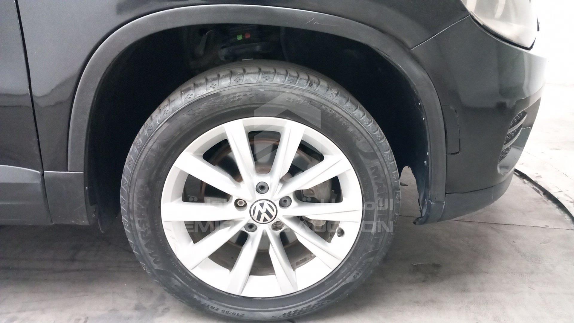 2017 VOLKSWAGEN TIGUAN VIN: WVGAV7AX1HK045504