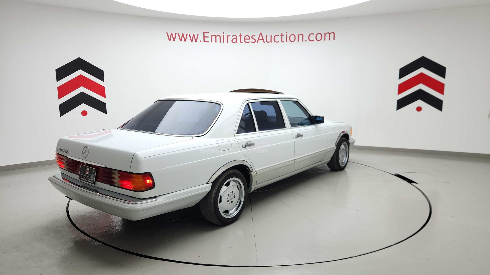 1990 MERCEDES SEL 560 VIN: WDBCA39E7LA537035