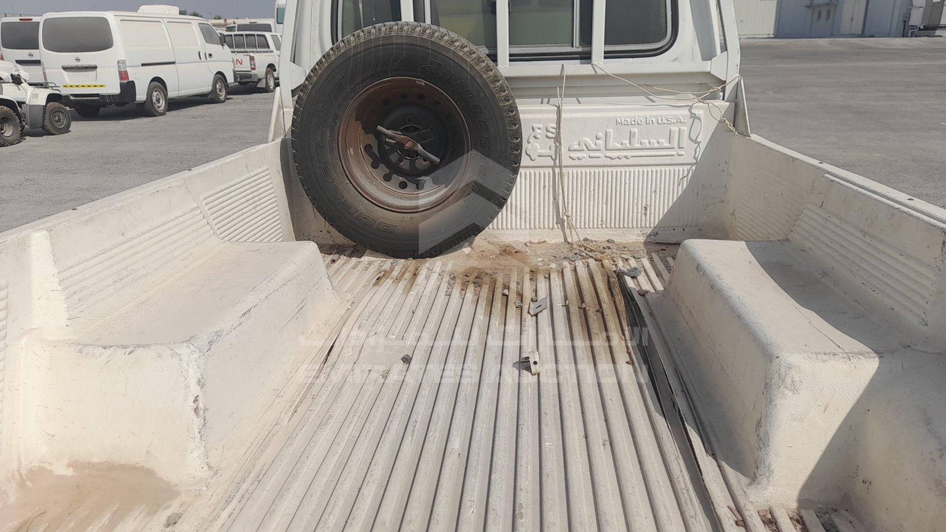 2001 TOYOTA LAND CRUISER PICKUP VIN: JTFLJ73J416005814