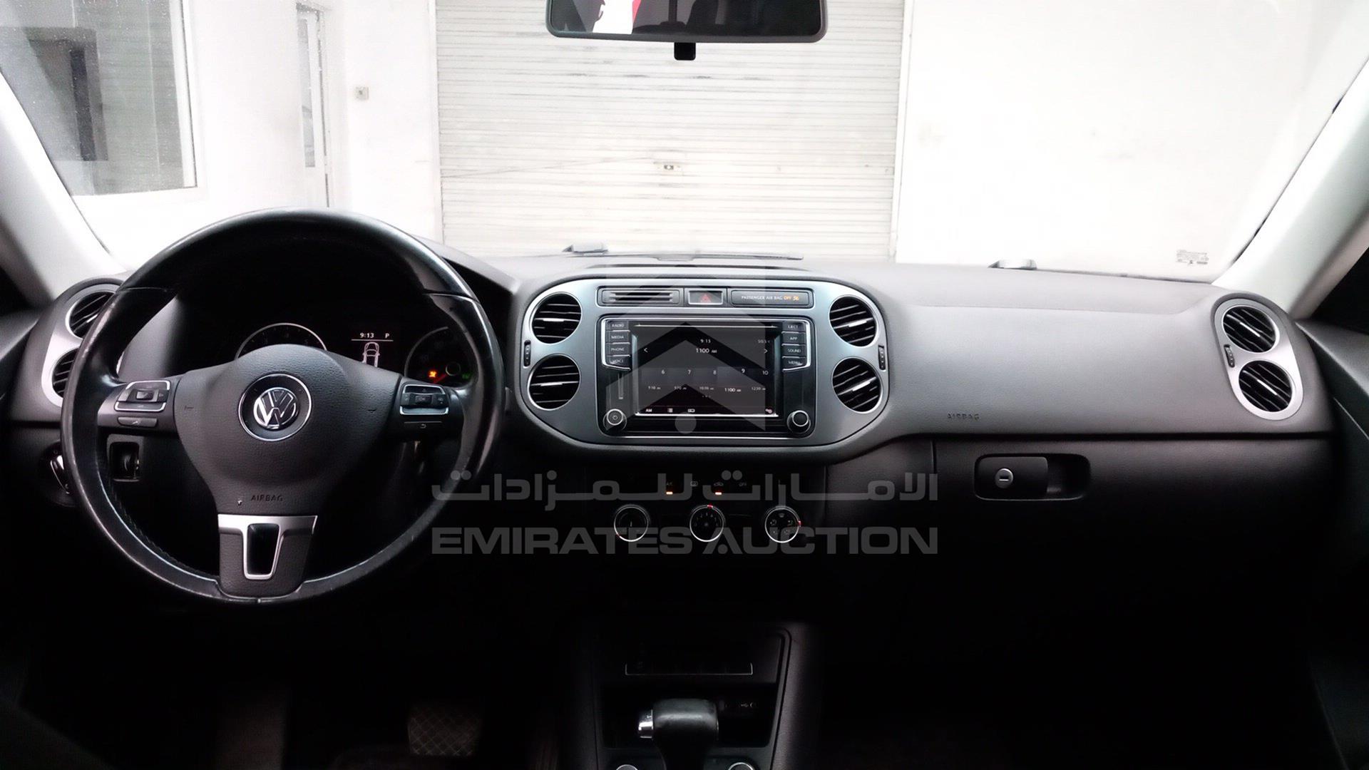 2017 VOLKSWAGEN TIGUAN VIN: WVGAV7AX1HK045504