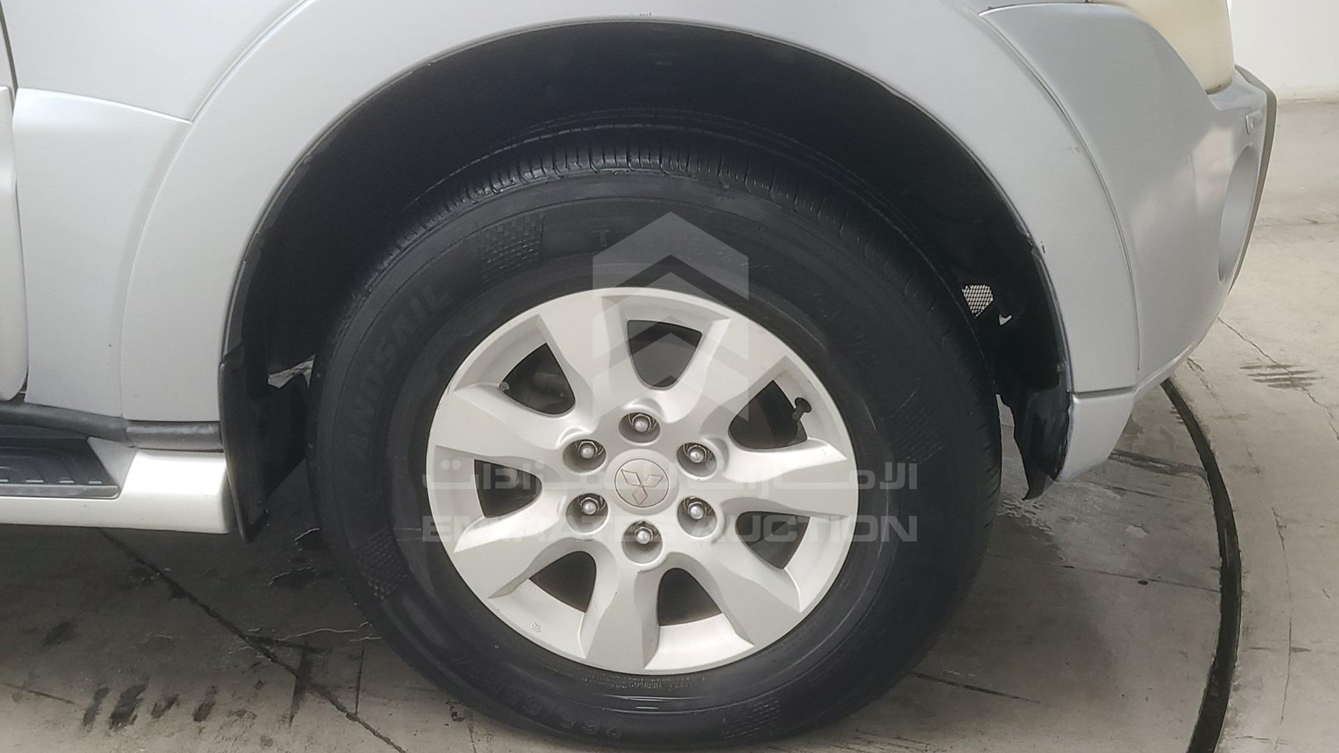 2011 MITSUBISHI PAJERO VIN: JMYLRV95WBJ704959