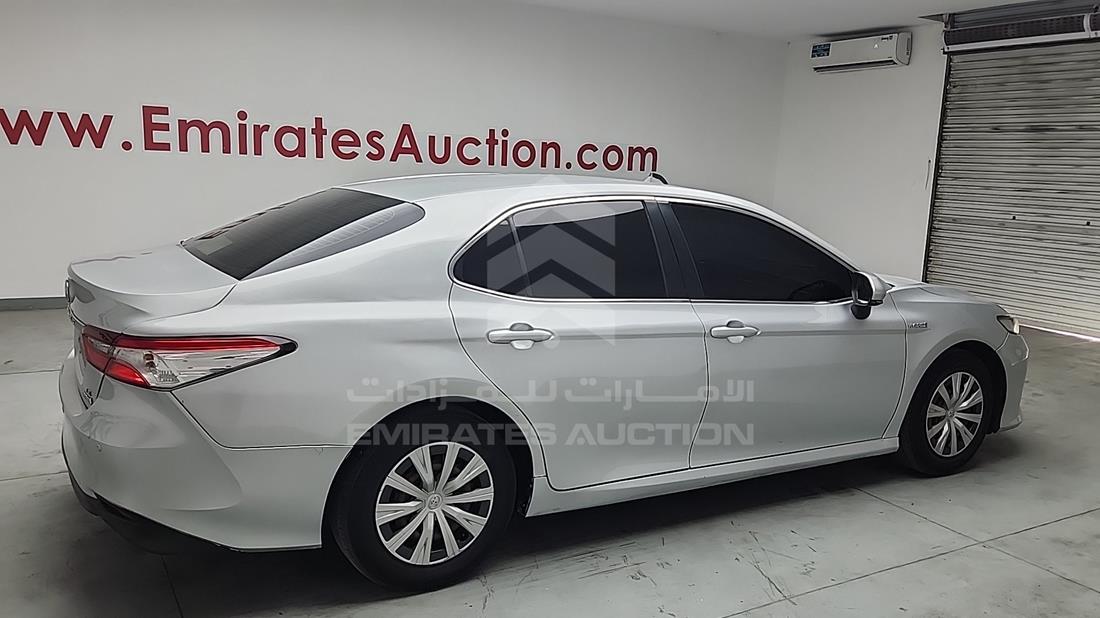 تويوتا كامري 2019 — الزاوية الخلفية اليمنى — صورة 8