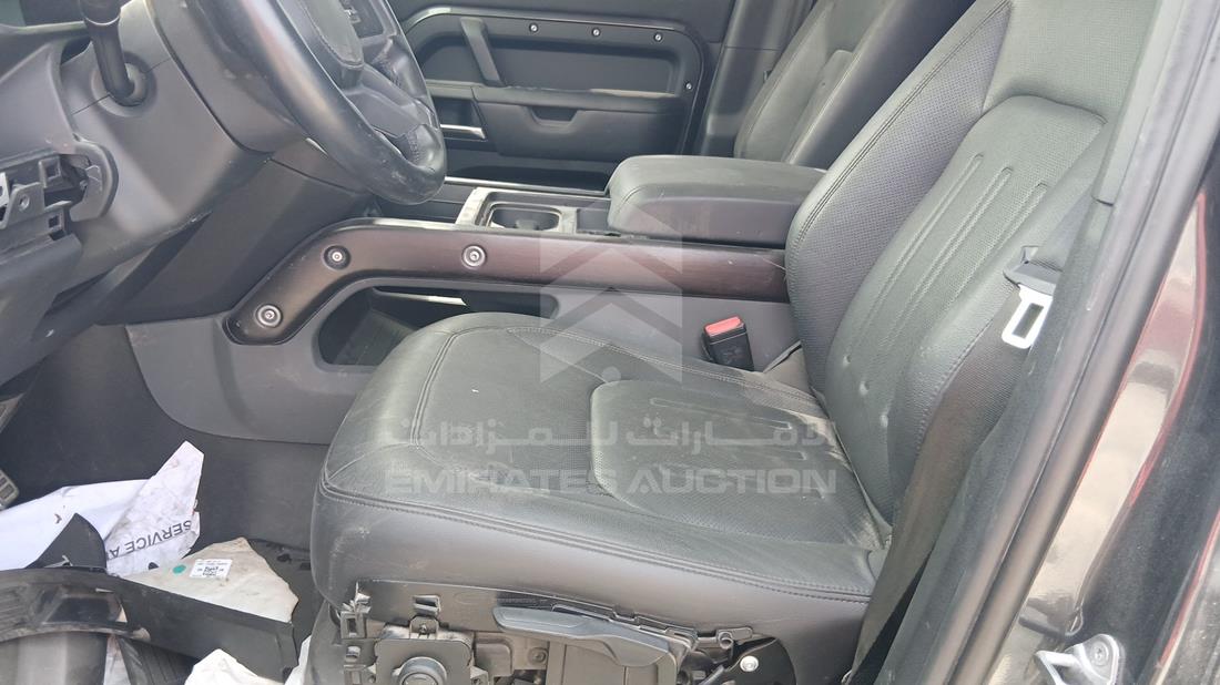 لاند روفر Defender 2023 — زاوية السائق الأمامية اليسرى — صورة 11