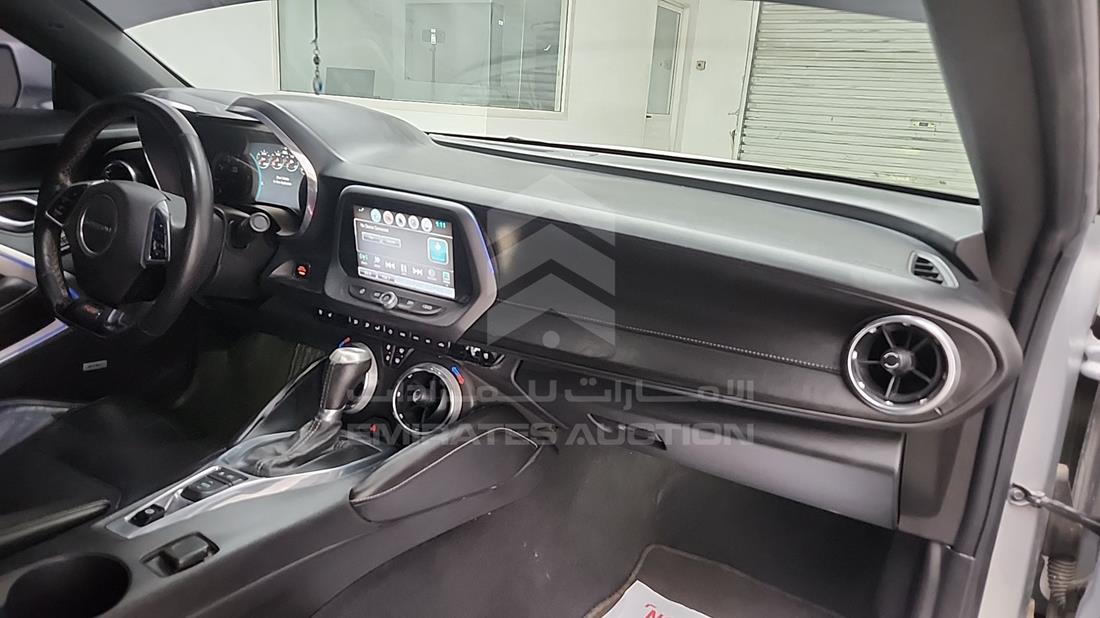 شيفروليه كامارو 2017 — زاوية واجهة الراكب الأمامي الأيمن — صورة 27