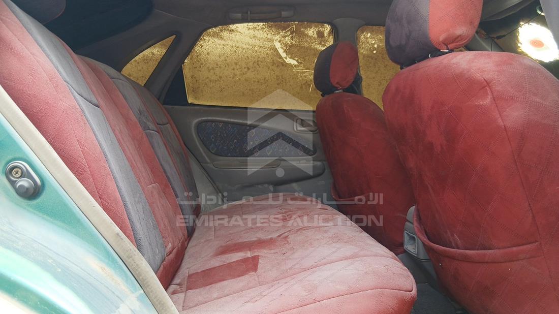 تويوتا كورولا 1998 — زاوية الراكب الخلفي اليمنى — صورة 21
