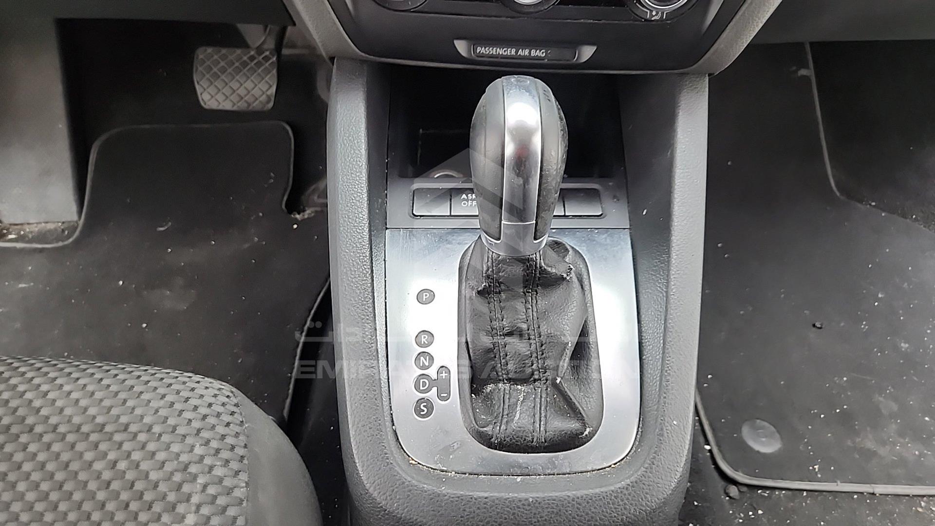 2014 VOLKSWAGEN JETTA VIN: WVWRV1AJ4EM215497