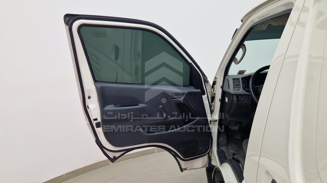 تويوتا هايس 2012 — الباب الأمامي الأيسر — صورة 11