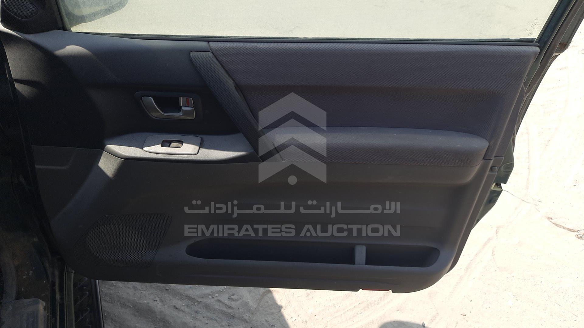 2004 MITSUBISHI PAJERO VIN: JMYMRV63W4J705048