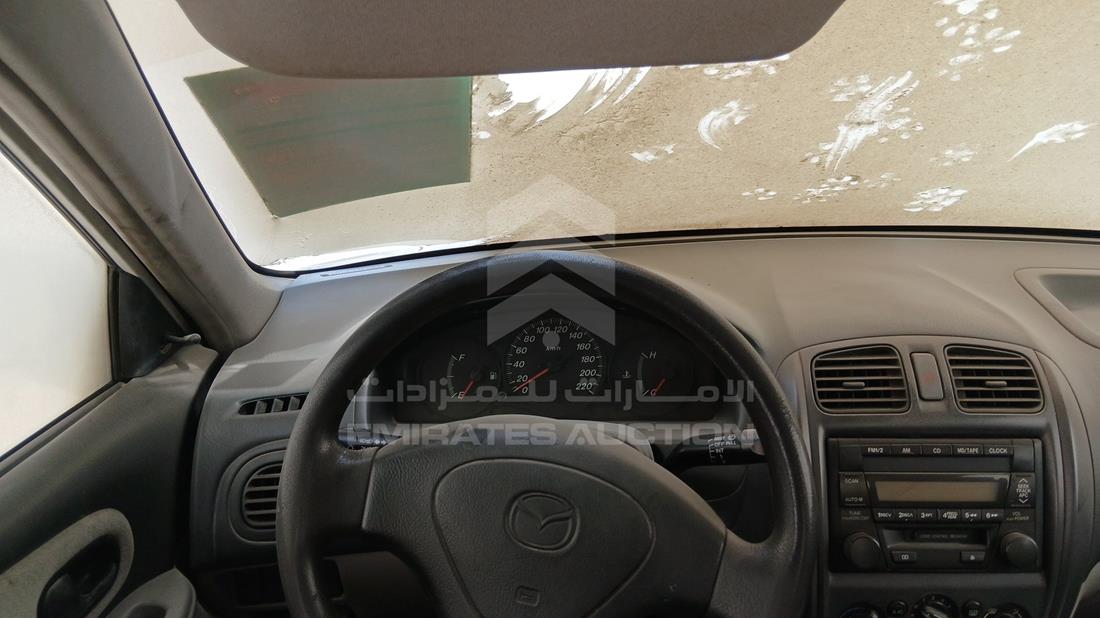 مازدا 323 2003 — زاوية واجهة السائق الأمامية اليسرى — صورة 11
