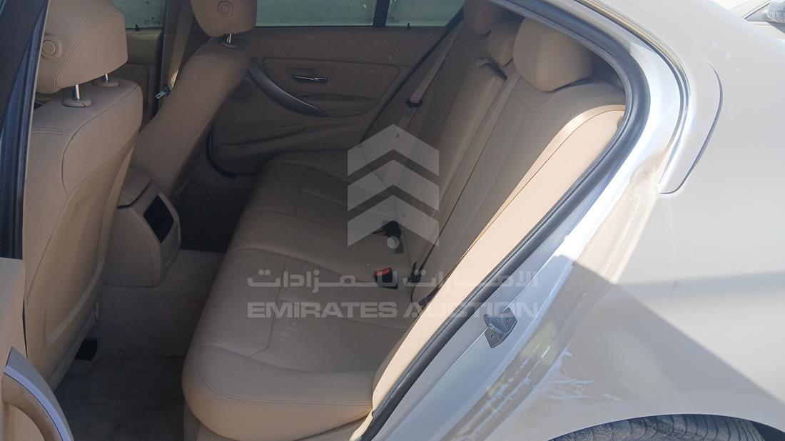بي ام دبليو 318i 2018 — زاوية الراكب الخلفي اليسرى — صورة 19