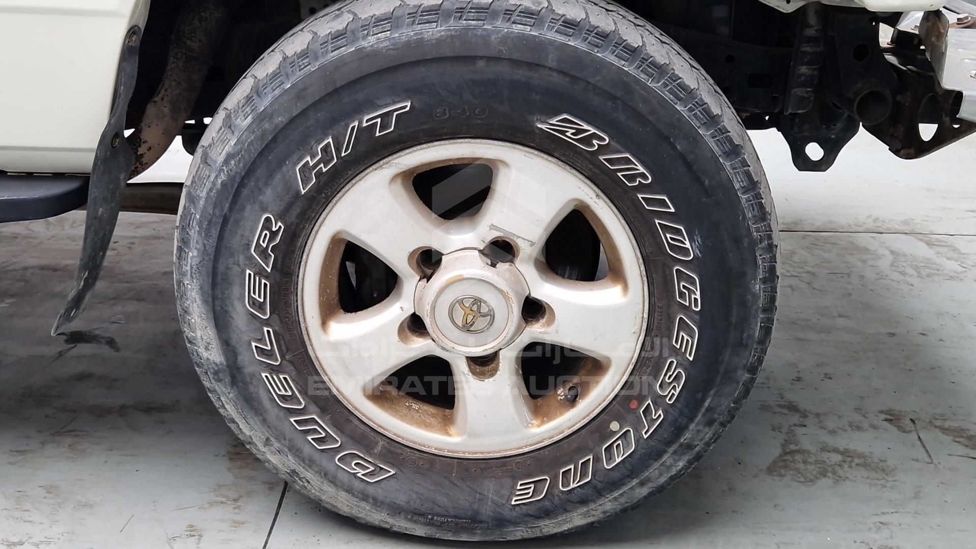 2004 TOYOTA LAND CRUISER VIN: JTFLJ71J348007713