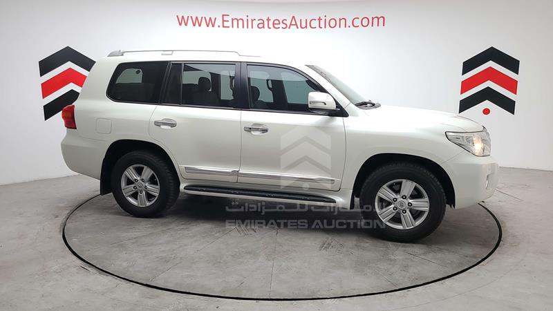 JTMHU09J5F4120610 Auction: EmiratesAuction Lot: 409010 JTMHU09J5F4120610 Toyota Land Cruiser 2015 WHITE Photo 48