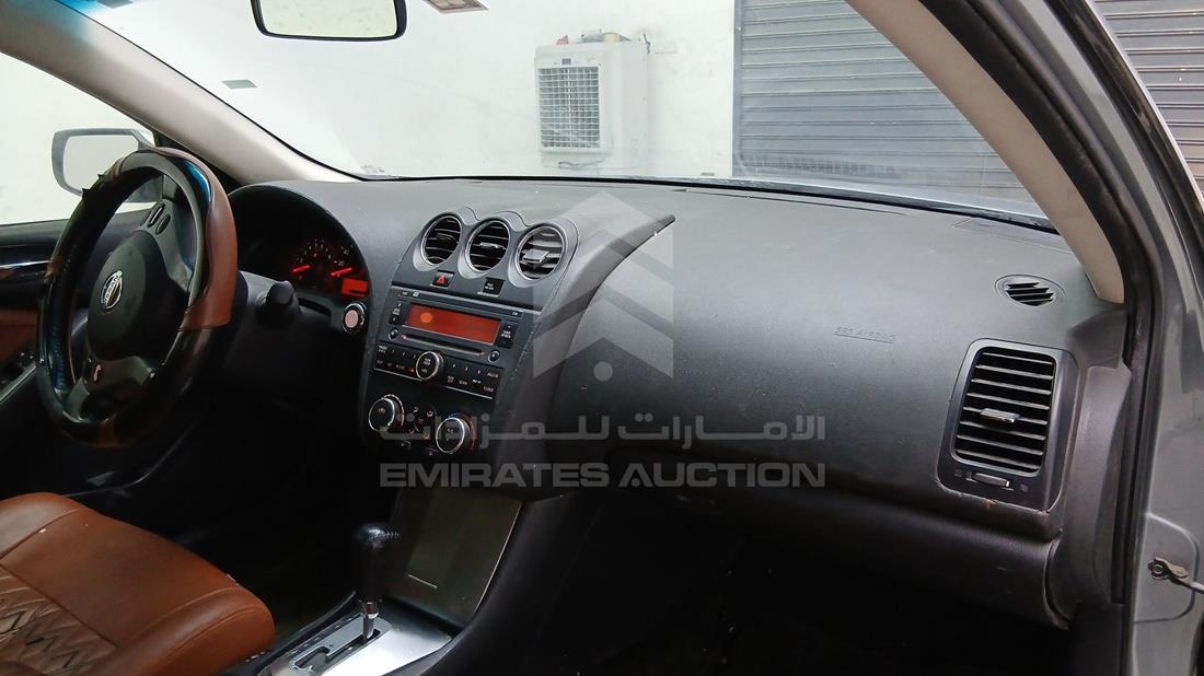 نيسان التيما 2009 — زاوية واجهة الراكب الأمامي الأيمن — صورة 28