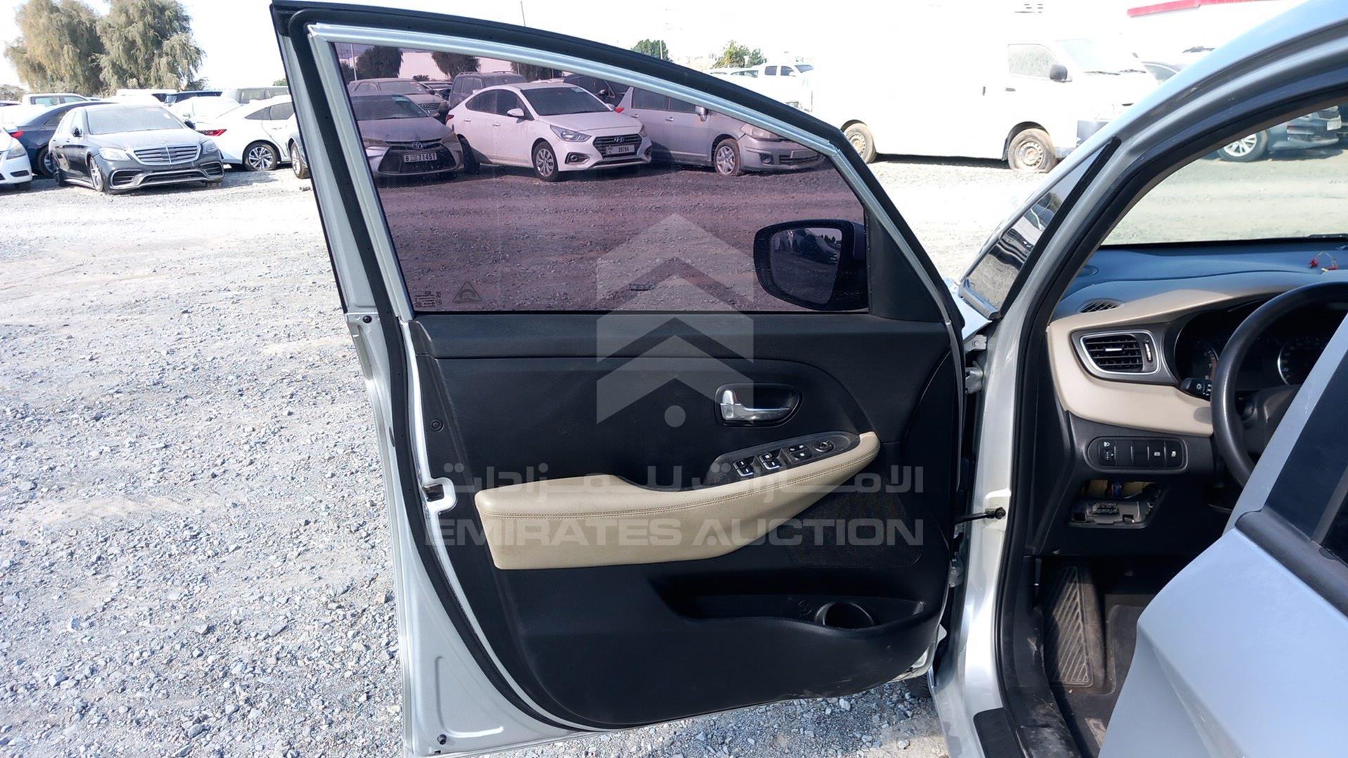 2018 KIA CARENS VIN: KNAHT8111J7187593