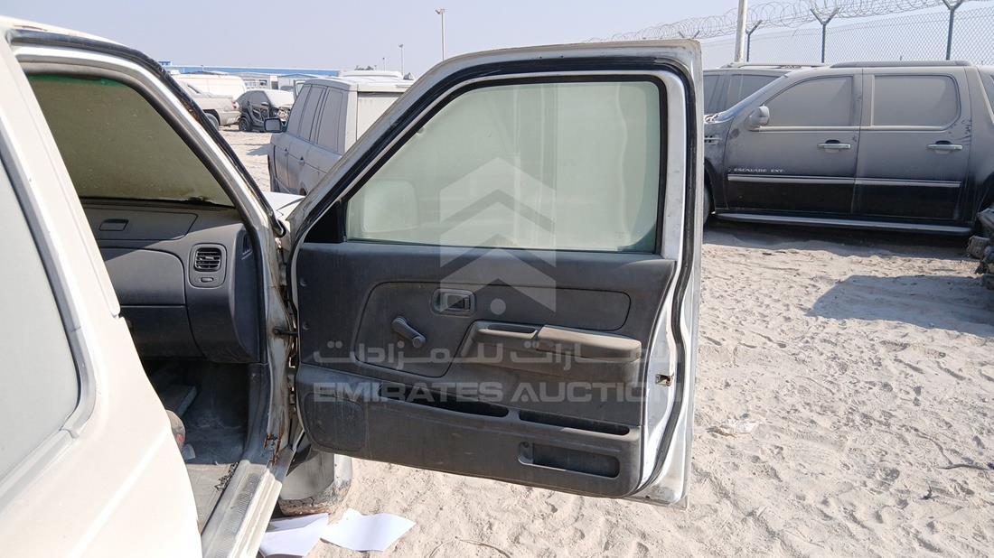 نيسان 2400 2007 — الباب الأمامي الأيمن — صورة 24