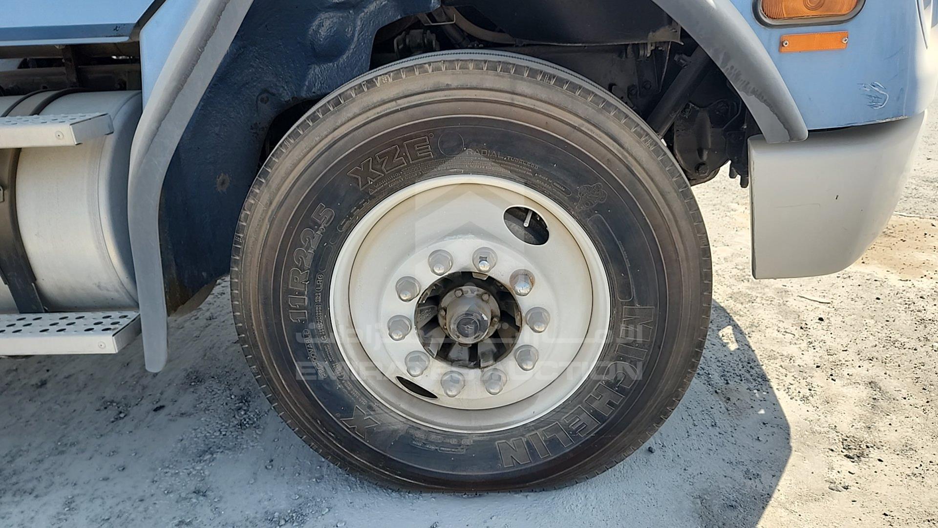 2001 FREIGHTLINER FL 80 VIN: 1FUWTMCB41HH38291