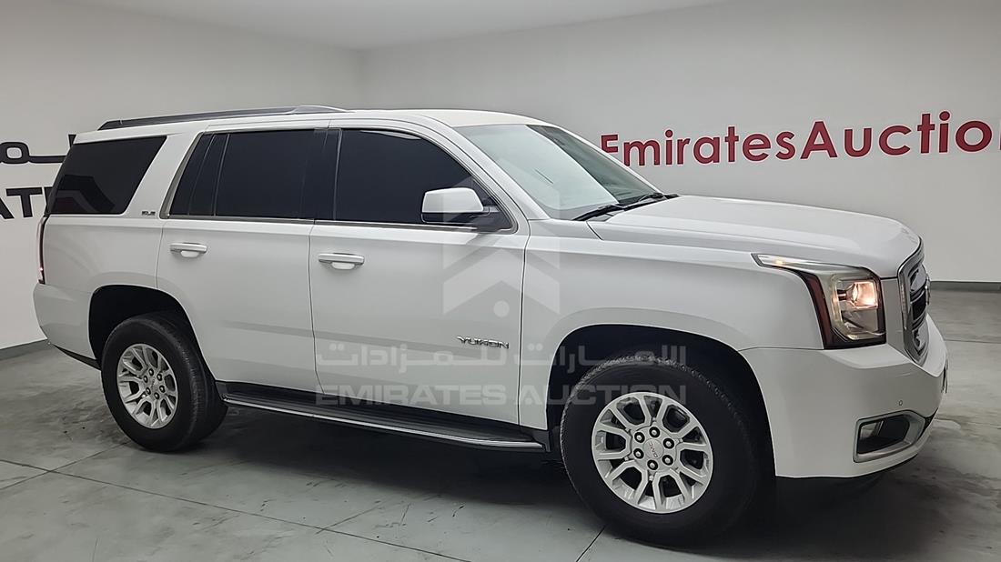 2015 GMC Yukon — Front Right Angle — Photo 9