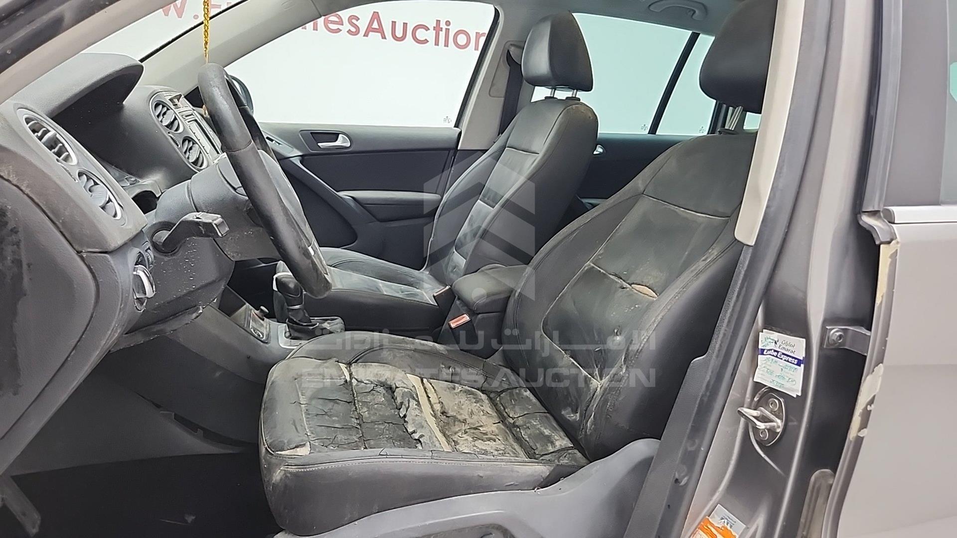 2011 VOLKSWAGEN TIGUAN VIN: WVGCE15N3BW020036