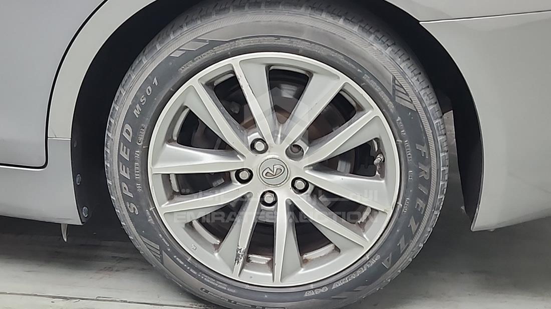 2016 Infiniti Q50 — Rear Left Tyre — Photo 31