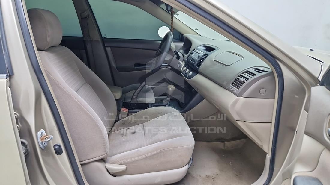 تويوتا كامري 2005 — زاوية الراكب الأمامي للمقعد — صورة 28