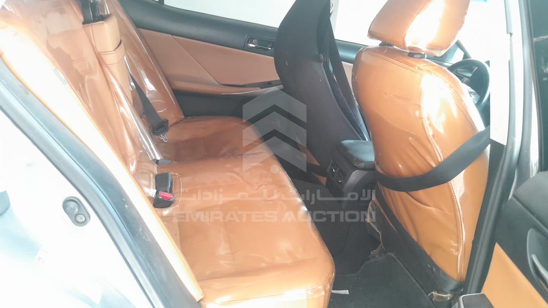 لكزس اى اس 250 2014 — زاوية الراكب الخلفي اليمنى — صورة 22