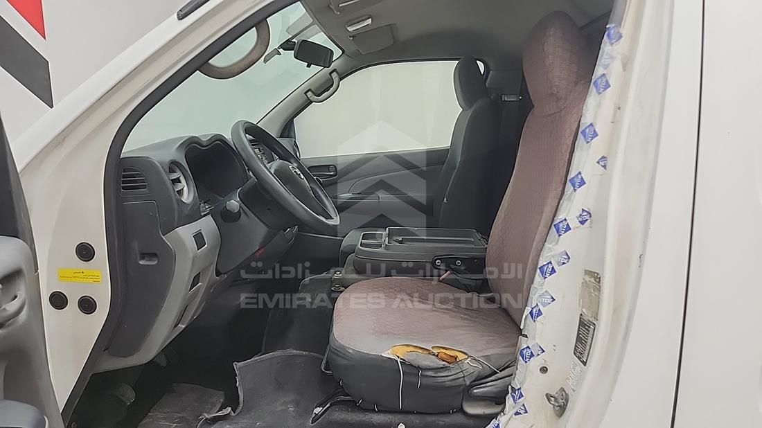 نيسان أورفان 2014 — زاوية السائق الأمامية اليسرى — صورة 7