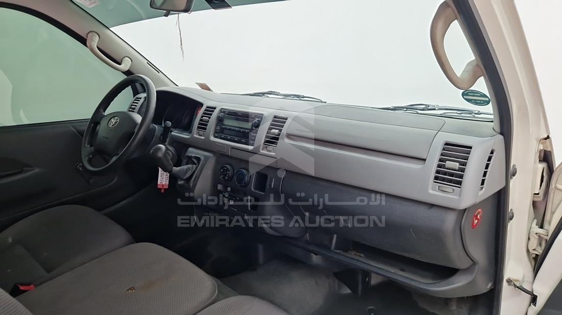 تويوتا هايس 2012 — زاوية واجهة الراكب الأمامي الأيمن — صورة 24