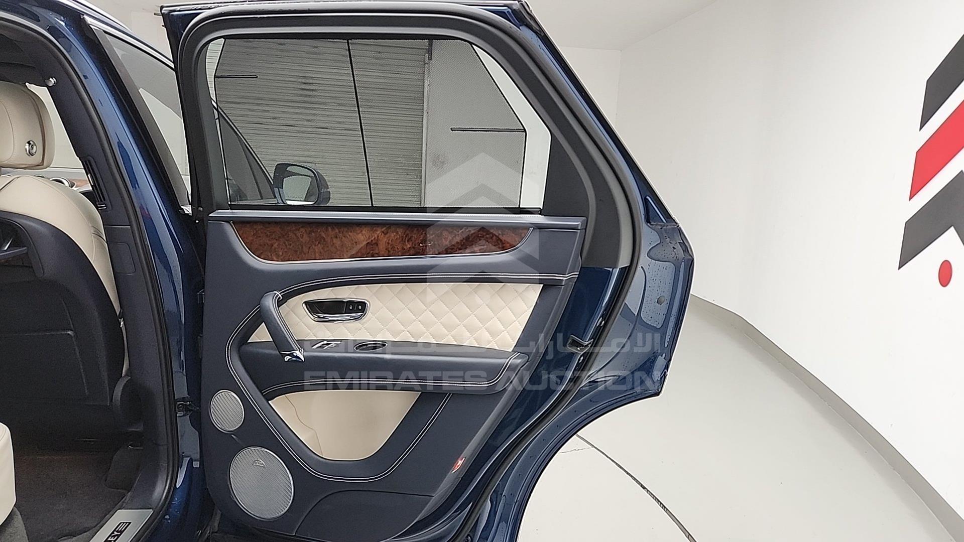 2017 BENTLEY BENTAYGA VIN: SJAAB1ZV0HC013457