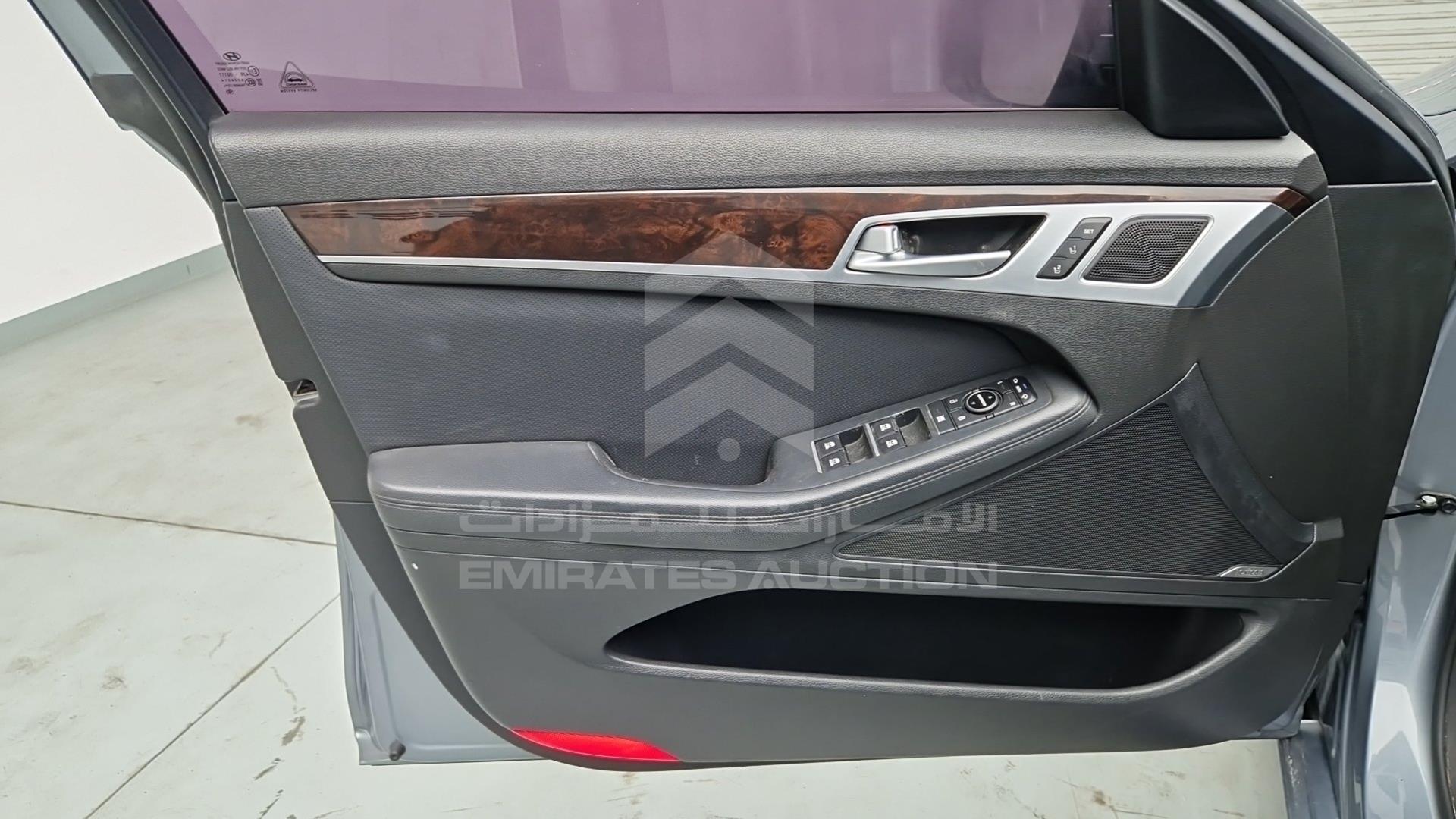 2016 HYUNDAI GENESIS VIN: KMHGM41DDGU126104