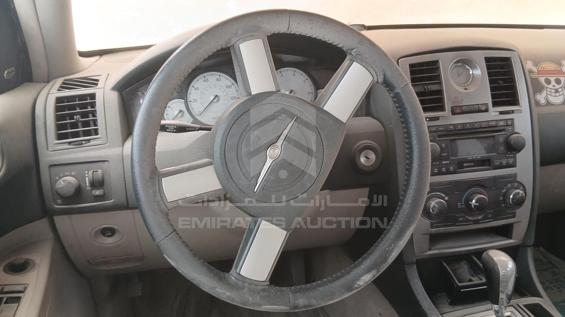 كرايزلر 300 2006 — التحكمات في عجلة القيادة — صورة 13