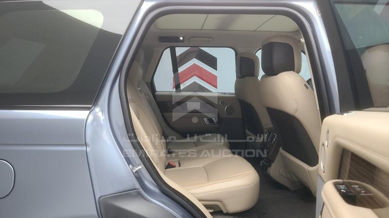 SALGA2BV6JA380966 Auction: EmiratesAuction Lot: 405807 SALGA2BV6JA380966 Range Rover Vogue SE 2018 BLUE Photo 33